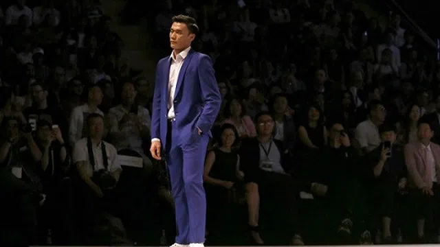 Thủ môn Bùi Tiến Dũng trổ tài catwalk tại sàn diễn thời trang quốc tế